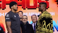 British heavyweight boxer Anthony Joshua (L) and French-Cameroonian boxer Francis Ngannou (R) pose after a press conference in London on January 15, 2024, ahead of their fight  in March. (Photo by Daniel LEAL / AFP)