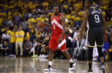 OAKLAND, CALIFORNIA - JUNE 07: Kawhi Leonard #2 of the Toronto Raptors handles the ball on offense against the Golden State Warriors in the second half during Game Four of the 2019 NBA Finals