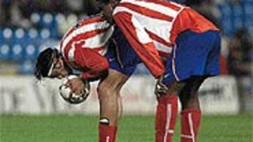 <b>LA AYUDA DEL BALÓN</b>. Correa bese al balón ante la mirada de Emerson en el partido ante el Celta, aunque sin resultado positivos porque no hubo goles en Balaídos.