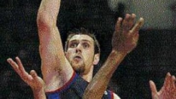 <b>LESIÓN.</b> Nocioni sufrió un esguince en una rodilla y el Tau lo pagó.