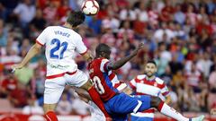  En la imagen Hector Verd&eacute;s (CF Rayo Majadahonda) despeja ante Adrian Ramos (Granada CF)