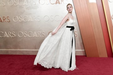 Elle Fanning posa en la alfombra roja del Dolby Theatre.