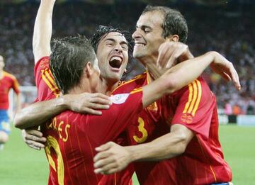 Pernía celebra con Raúl y Torres un gol contra Túnez en el Mundial.