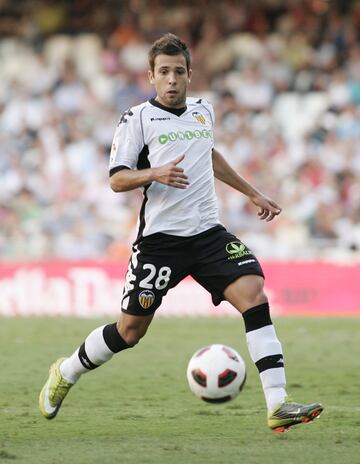 Pas¨® siete a?os en las categor¨ªas inferiores del Barcelona. Sal¨ªo de La Mas¨ªa para formar parte del UE Cornell¨¢, de donde fue fichado por el Valencia para sus filiales. Ser¨ªa cedido al Nastic de Tarragona (2008-09) antes de volver al primer equipo del Valencia en 2009. Tras tres temporadas en el equipo Ch¨¦, el Barcelona lo fich¨® en 2012.