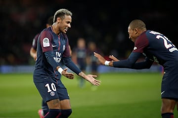 Neymar y Mbappé celebran un gol en su primera temporada en el PSG.