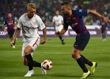 Jordi Alba y Kjaer.