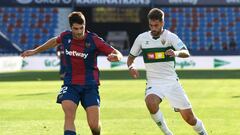 VALENCIA, SPAIN - NOVEMBER 21: Gonzalo Melero of Levante battles for possession with Josema of Elche during the La Liga Santader match between Levante UD and Elche CF at Ciutat de Valencia Stadium on November 21, 2020 in Valencia, Spain. Football Stadiums