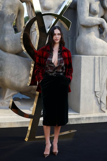 Devon Lee posa a su llegada al desfile de la colección prêt-à-porter femenina primavera/verano 2026 del diseñador Anthony Vaccarello para la casa de moda Yves Saint Laurent durante la Semana de la Moda de París, en París.