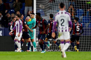 Pocas veces se ve un partido con los dos porteros parando un penalti. El Levante-Valladolid nos dejó este hecho. Elegimos en el once a Andrés Fernández, pero podría haber sido Masip perfectamente. El del Levante tuvo cuatro minutos mágicos en los que desbarató dos goles cantados de Monchu (de penalti y otro con un disparo endiablado).