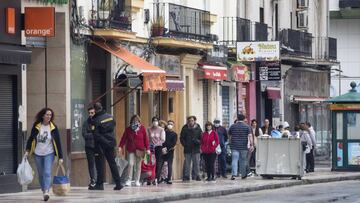 Un grupo de personas espera para entrar en un local de Mercadona en M&aacute;laga. 