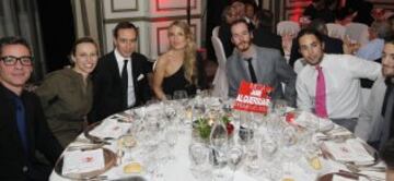 Premios AS 2014. Nuria Mart¨ªnez en la mesa de Jaime Alguersuari.