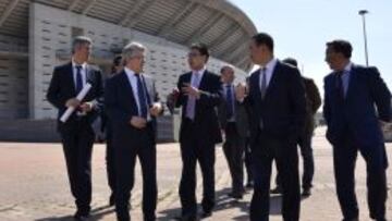 Cerezo y Miguel &Aacute;ngel Gil con los accionistas chinos en La Peineta.