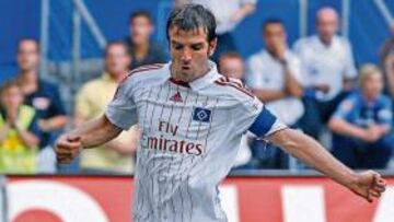 <b>EJEMPLAR. </b>Pese a seguir en Hamburgo contra su voluntad, Van der Vaart ha respondido: capitán y 14 goles.