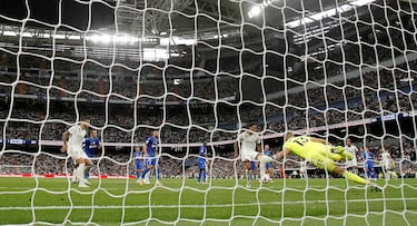 El futbolista del Real Madrid, Bellingham, marca el gol de la victoria para los blancos. 
 