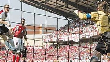 <b>DOBLETE</b>. El primer gol de Rooney, que luego conseguiría otro, encarriló el triunfo de los ingleses ante Suiza.