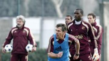<b>INTENSIDAD. </b>El técnico francés muestra en persona cómo defender durante un entrenamiento del Lyon.