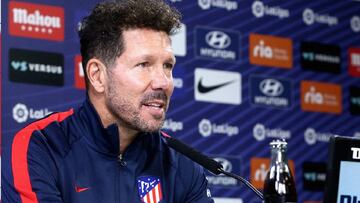 Simeone antiende a la prensa.