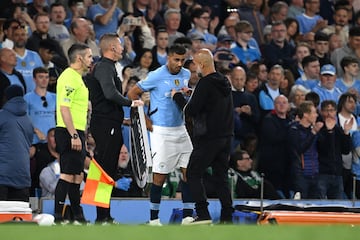 Rodri, vuelve a jugar un partido oficial ocho meses despu谷s de romperse el cruzado. En la imagen con Pep Guardiola momentos antes de saltar al terreno de juego.