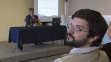 Frente a frente. Gerard Esteva con Miguel Cardenal al fondo.