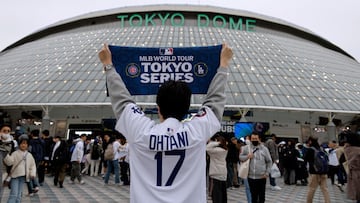 TOKYO (Japan), 15/03/2025.- A fan of Los Angeles Dodgers' Shohei Ohtani poses before the Tokyo Dome ahead of an exhibition game part of the 2025 Tokyo Series, at the Tokyo Dome in Tokyo, Japan, 15 March 2025. The Los Angeles Dodgers will play against Chicago Cubs on 18 and 19 March for the opening of the 2025 MLB regular season. (Japón, Tokio) EFE/EPA/FRANCK ROBICHON
