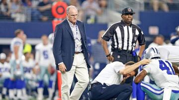 El doctor Daniel &#039;Dan&#039; Cooper, de pie a la izquierda en un encuentro de los Dallas Cowboys.