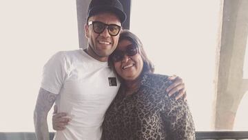 Dani Alves junto a su madre Lucia