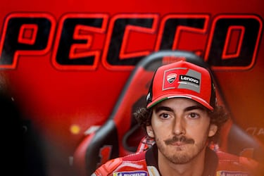 El vigente campeón del mundo sentado en su garaje esperando el inicio de la carrera al sprint