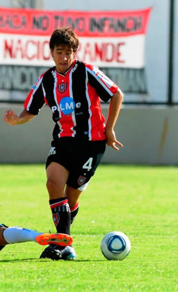 Llegó a Colo Colo desde Arsenal, pero sus inicios fueron con la camiseta de Chacarita. Es uno de los referentes del plantel albo.