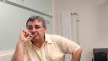 <b>ECHANDO HUMO. </b>Chagaev durante la entrevista que concedió a AS en septiembre, el mismo día que echó a Caparrós y contrató a Víctor.