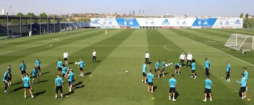 El Real Madrid entrenándose en Valdebebas antes de viajar a Sevilla. 