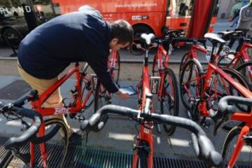 Un juez de la UCI chequea las bicicletas antes de la salida. 