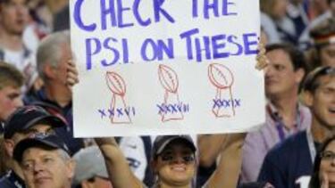 Una fan de los Patriots alude al inflado de los tres Lombardi Trophys logrados por su equipo antes de la Super Bowl de la pasada temporada.