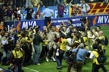 Ronaldinho celebra el título de Liga 04/05 del Barcelona tras el partido contra el Levante. 

 

 
