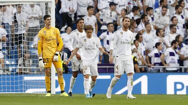 Courtois, Varane, Modric y Ramos se lamentan tras el 0-2 del Brujas en el Bernabéu.
