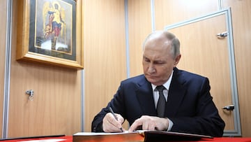 Russian President Vladimir Putin signs a guest book as he visits a nuclear-powered submarine Arkhangelsk, in Murmansk, Russia March 27, 2025. Sputnik/Kirill Zykov/Pool via REUTERS ATTENTION EDITORS - THIS IMAGE WAS PROVIDED BY A THIRD PARTY.