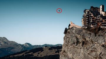 Tom Pag&egrave;s salta con su moto por una rampa en un acantilado dentro de su proyecto Flight Mode en Avoriaz (Francia). 