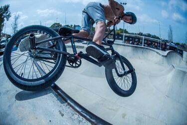 Un alcalde español de 74 años prueba el BMX... ¡y se cayó!