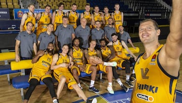 Sergey Money hace el ‘selfie’ del equipo de principio de curso. Ni Rimas Kurtinaitis (centro) ni Greg Monroe (15) ni Jonas Jerebko (33) están ya en el Khimki.