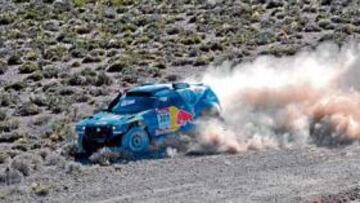 <b>A TOPE. </b>Carlos Sainz logró una nueva victoria de etapa pilotando su Volkswagen Touareg tan al límite como se puede apreciar en esta imagen, casi fuera de la pista.