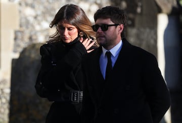 Niall Horan abandona el lugar, tras el funeral. La exestrella de One Direction estuvo acompañado de su novia, Amelia Woolley.