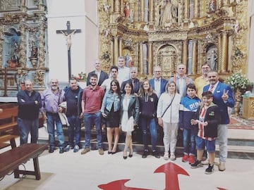 La peña atlética Un sentimiento La Bañeza tras la misa en la Iglesia El Salvador.