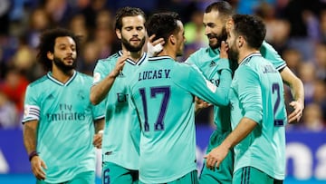 Soccer Football - Copa del Rey - Round of 16 - Real Zaragoza v Real Madrid - La Romareda, Zaragoza, Spain - January 29, 2020  Real Madrid&#039;s Karim Benzema celebrates scoring their fourth goal with teammates        REUTERS/Juan Medina