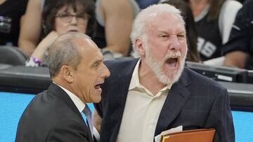 Ettore Messina trata de aplacar a un col&eacute;rico Gregg Popovich.