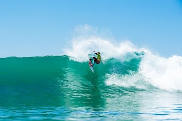 Gabriel Medina y Carissa Moore, tri y pentacampeones del mundo