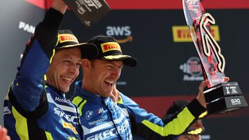 Valentino Rossi celebra la victoria en Misano junto a su compañero.