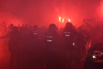 Gran expectación en la llegada del autobús del Real Oviedo al estadio Carlos Tartiere para medirse al Sporting de Gijón en la decimocuarta jornada de la Liga 1|2|3. 