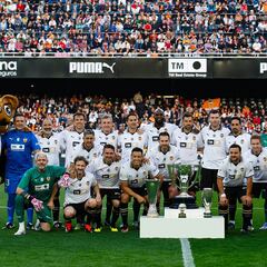 El Valencia homenajeó a las leyendas del triplete de 2004