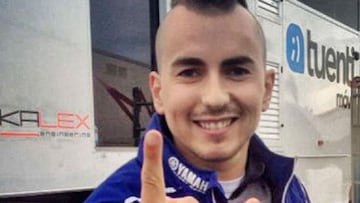 Jorge Lorenzo posa con su nuevo look tras su victoria en Silverstone.