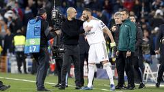 Guardiola saluda a Benzema en el partido que jugaron en febrero de 2020 en el estadio Santiago Bernab&eacute;u.