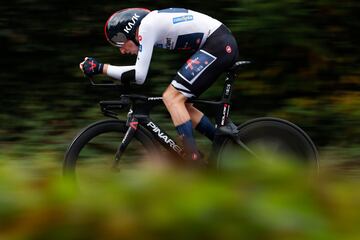 El ciclista británico Tao Geoghegan Hart del Team Ineos durante la contrarreloj individual de la última etapa del Giro de Italia 2020, una ruta de 15,7 kilómetros entre Cernusco sul Naviglio y Milán.